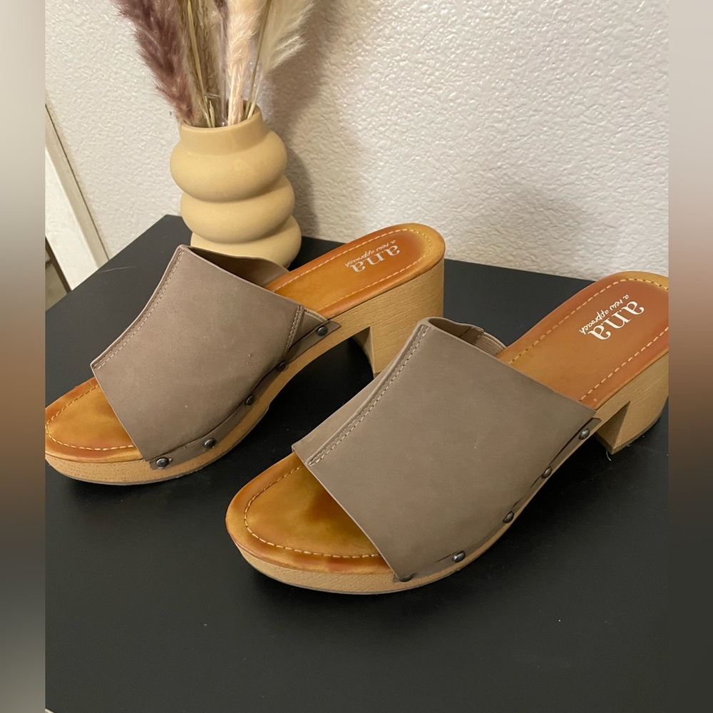 Taupe chunky heel shoe.